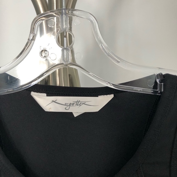 Athletic black crop top with front zipper - Picture 4 of 6